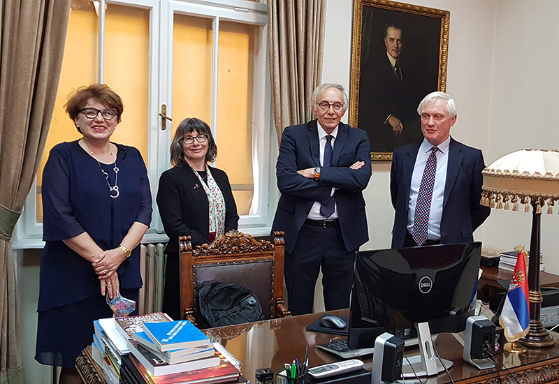 Британски министар Стјуарт и амбасадорка Меклаод посетили Државни архив Србије